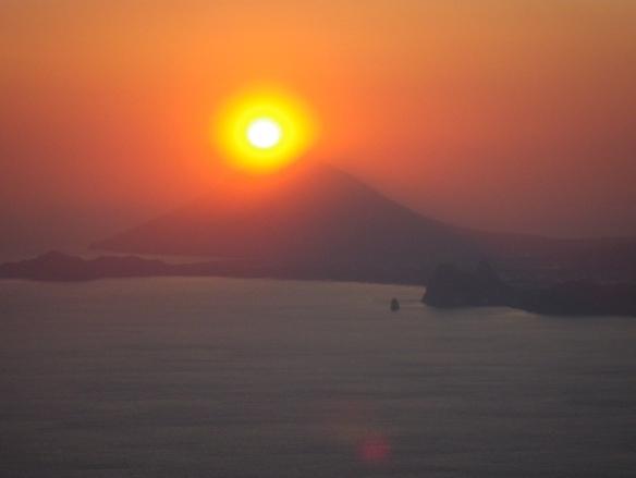開聞岳に沈む夕日。この美しさを伝えきれないカメラの腕が恨めしい…。